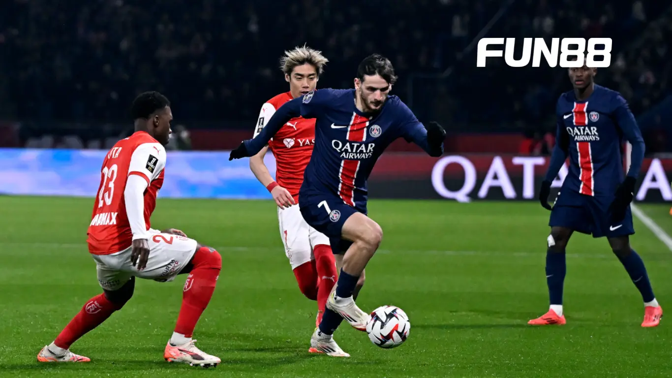 Khvicha Kvaratskhelia quay lại sau vấn đề về thể lực