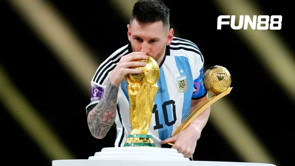 Messi nâng cúp vàng World Cup 2022